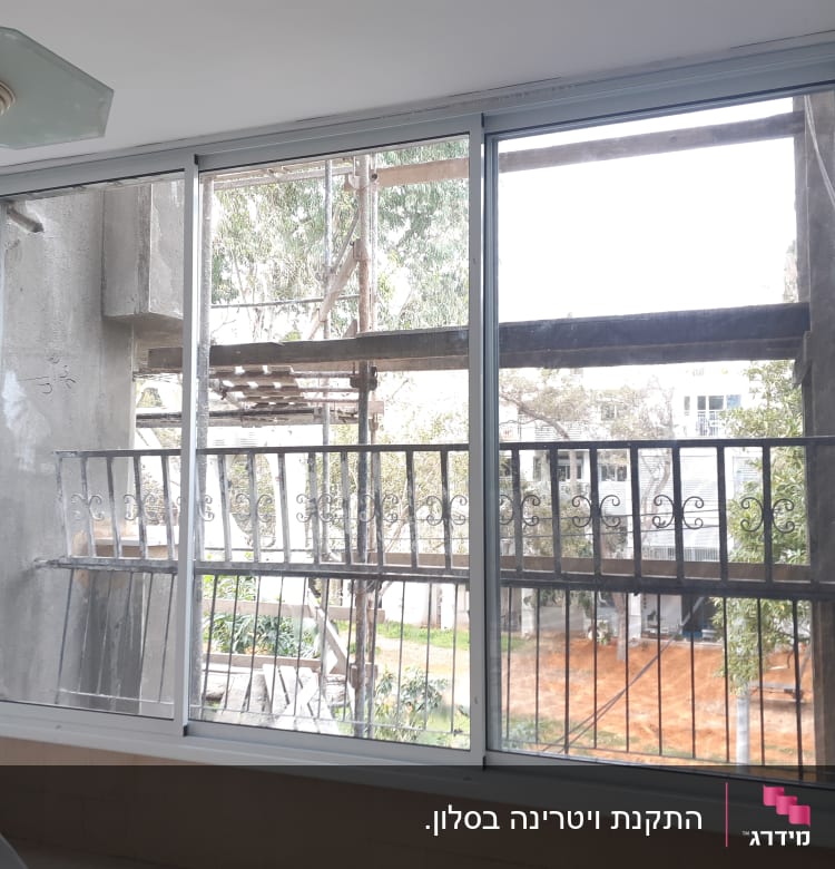 חלון אלומיניום עם מסגרת ומעקה ברזל